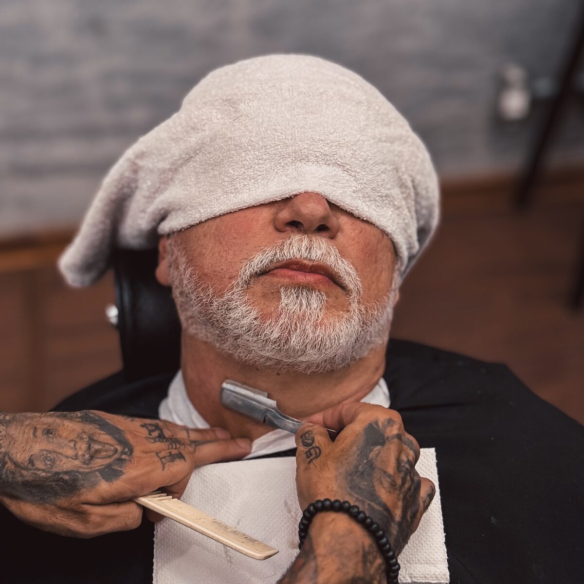 Serviço de barba com navalha na Barbearia Barba Jhones — Tijuca