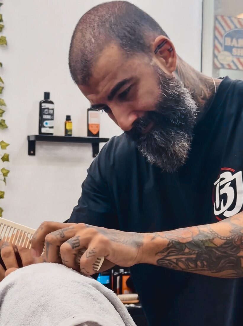 Beto trabalhando na Barba Jhones — barbearia em Tijuca RJ